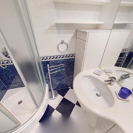 Grand 2 Pieces Climatise Avec Terrasse Et Garage Prive Pres De La - Fr-1-196-311 *