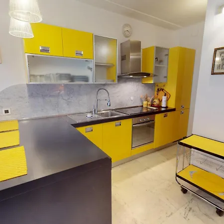 Grand 2 Pieces Climatise Avec Terrasse Et Garage Prive Pres De La - Fr-1-196-311 Apartment Menton