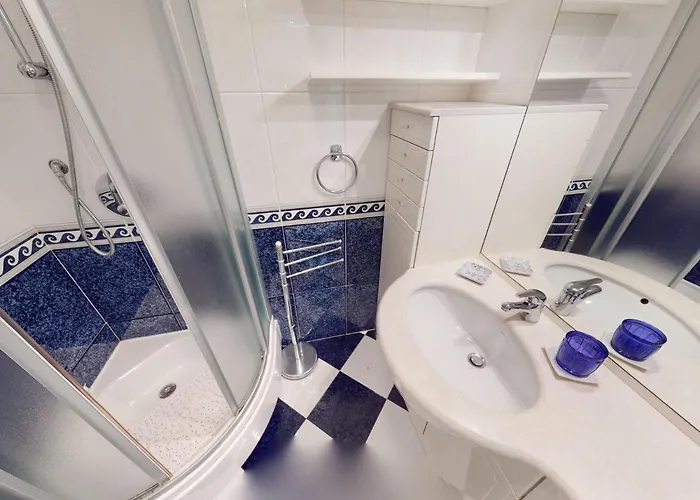 Grand 2 Pieces Climatise Avec Terrasse Et Garage Prive Pres De La - Fr-1-196-311 *