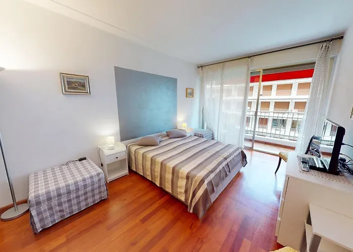 Grand 2 Pieces Climatise Avec Terrasse Et Garage Prive Pres De La - Fr-1-196-311 * Menton