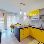 Grand 2 Pieces Climatise Avec Terrasse Et Garage Prive Pres De La - Fr-1-196-311 דירה *