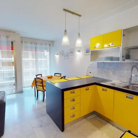 Grand 2 Pièces Climatisé Avec Terrasse Et Garage Privé Près De La - Fr-1-196-311 Appartement *