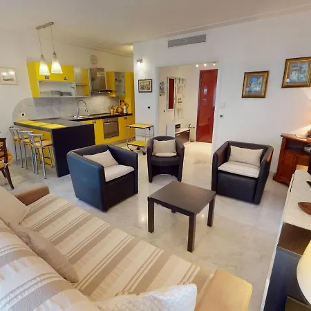 Appartement Grand 2 Pièces Climatisé Avec Terrasse Et Garage Privé Près De La - Fr-1-196-311 Menton