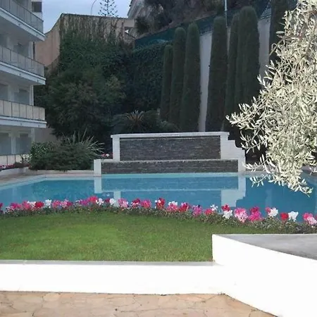 Grand 2 Pieces Climatise Avec Terrasse Et Garage Prive Pres De La - Fr-1-196-311 Мантон