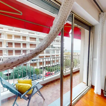 Grand 2 Pièces Climatisé Avec Terrasse Et Garage Privé Près De La - Fr-1-196-311 * Menton