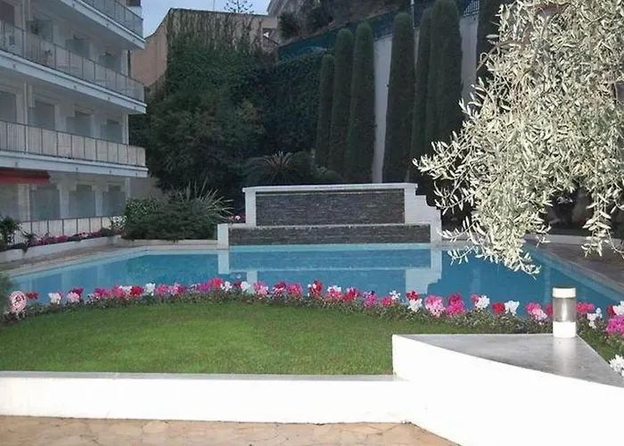 Grand 2 Pieces Climatise Avec Terrasse Et Garage Prive Pres De La - Fr-1-196-311 Μεντόν