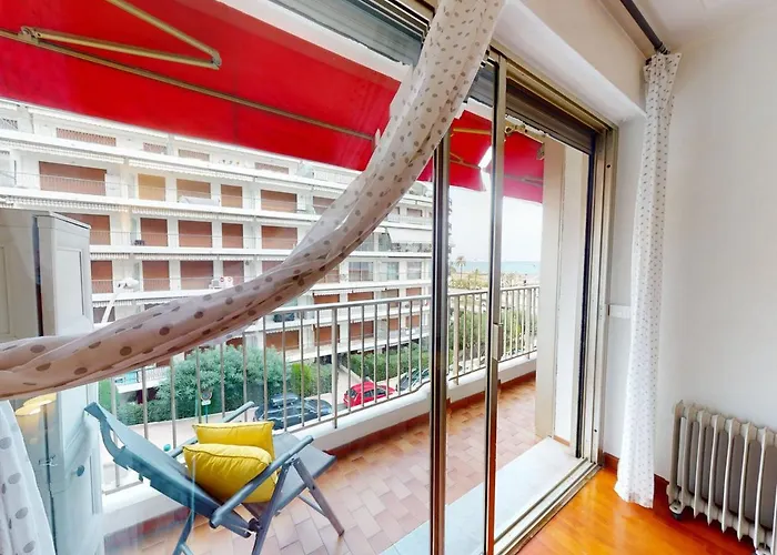 Grand 2 Pieces Climatise Avec Terrasse Et Garage Prive Pres De La - Fr-1-196-311 * Μεντόν