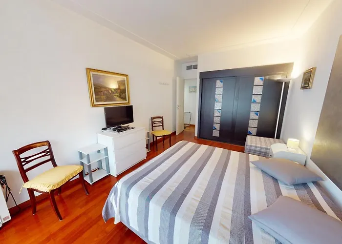 Grand 2 Pieces Climatise Avec Terrasse Et Garage Prive Pres De La - Fr-1-196-311 * Μεντόν